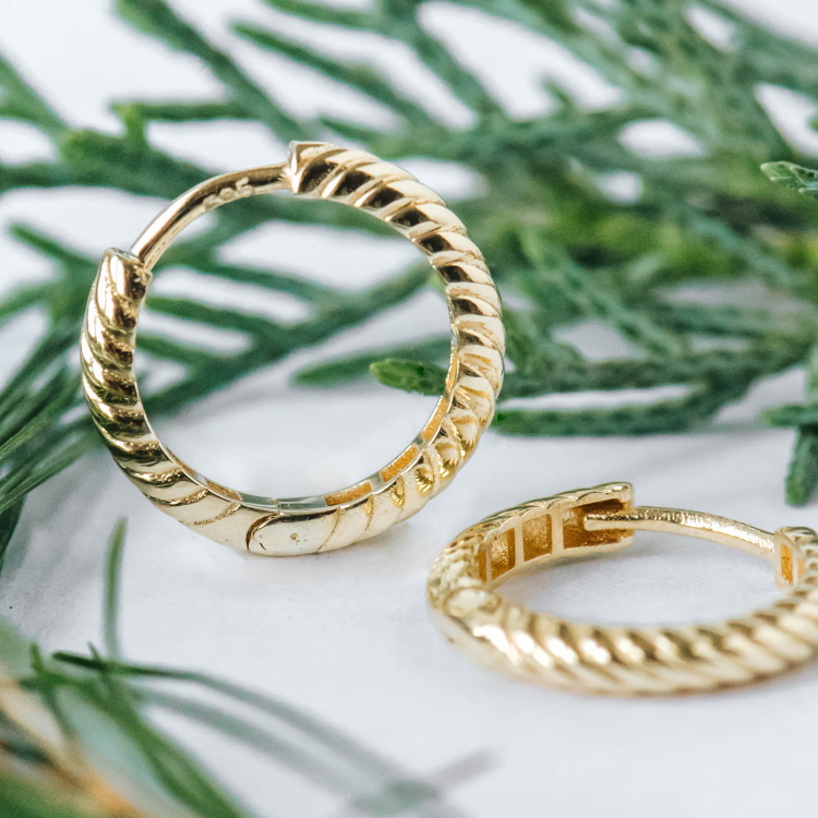 Geelgouden oorringen Fantasie bewerkt 15 x 2,6mm