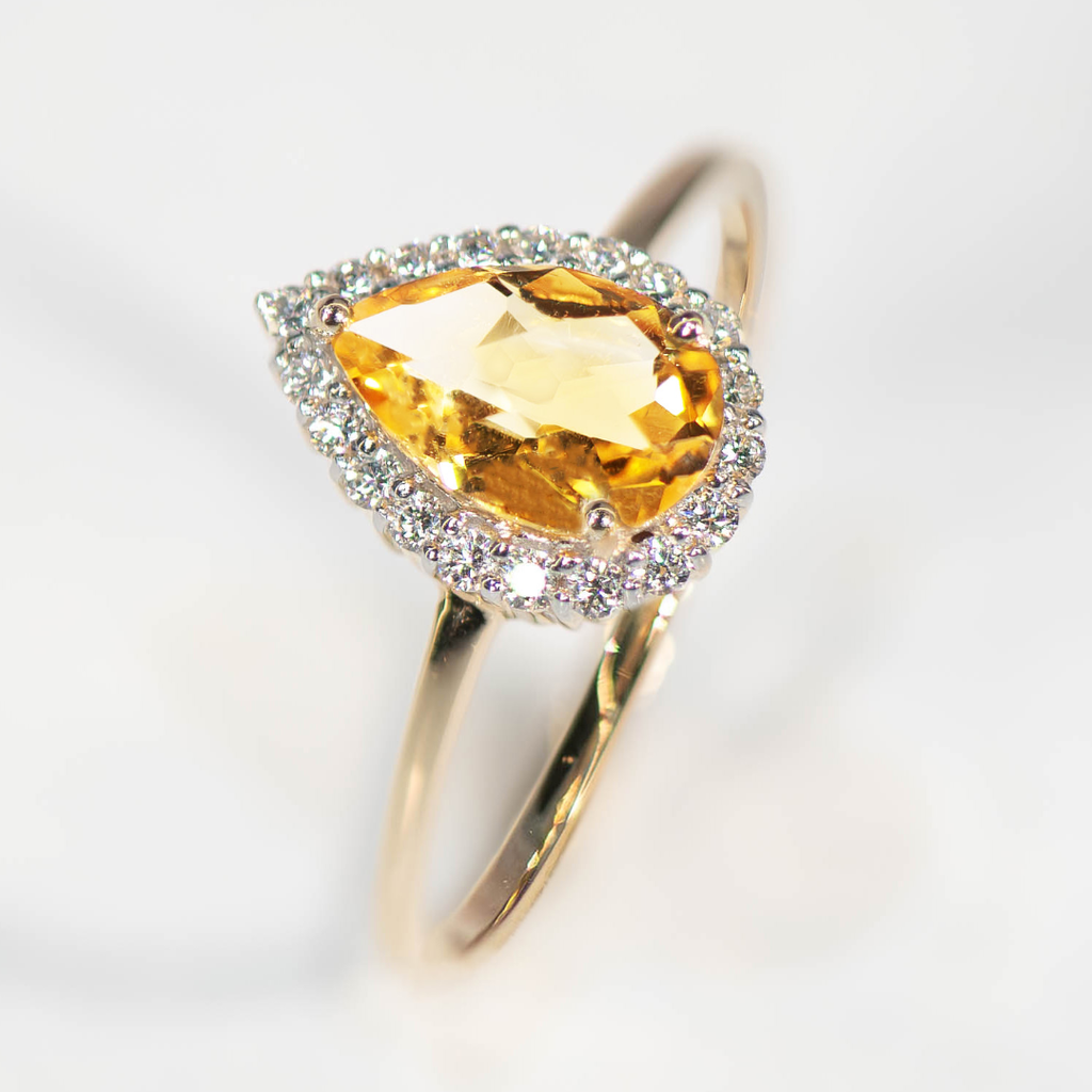 Geelgouden ring met Citrien pear 9x6mm en Diamant 0,19 karaat SI/G
