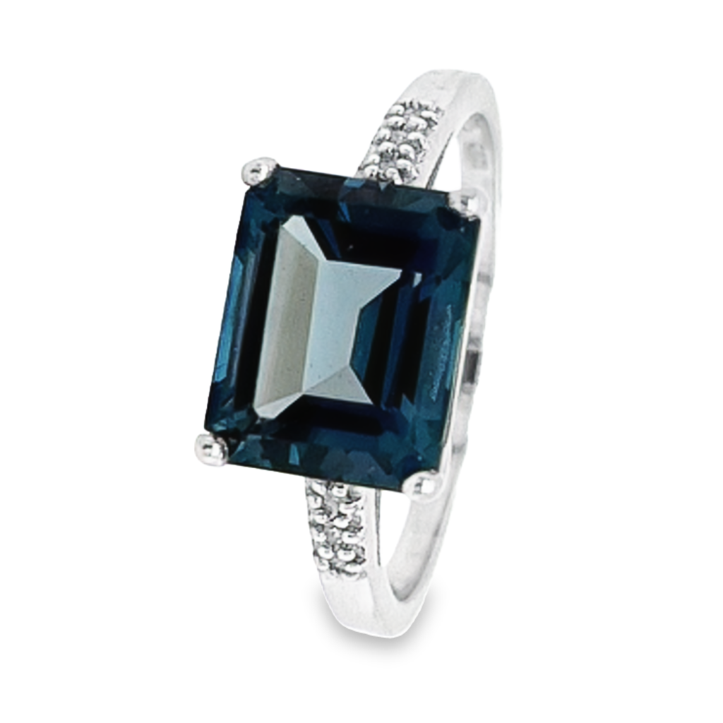 Witgouden ring met London Blue Topaas en Diamant