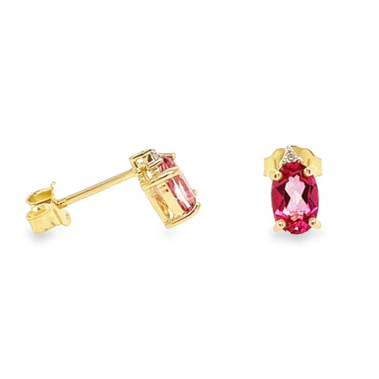Geelgouden oorknoppen met Mystic Pink Topaas en Diamant