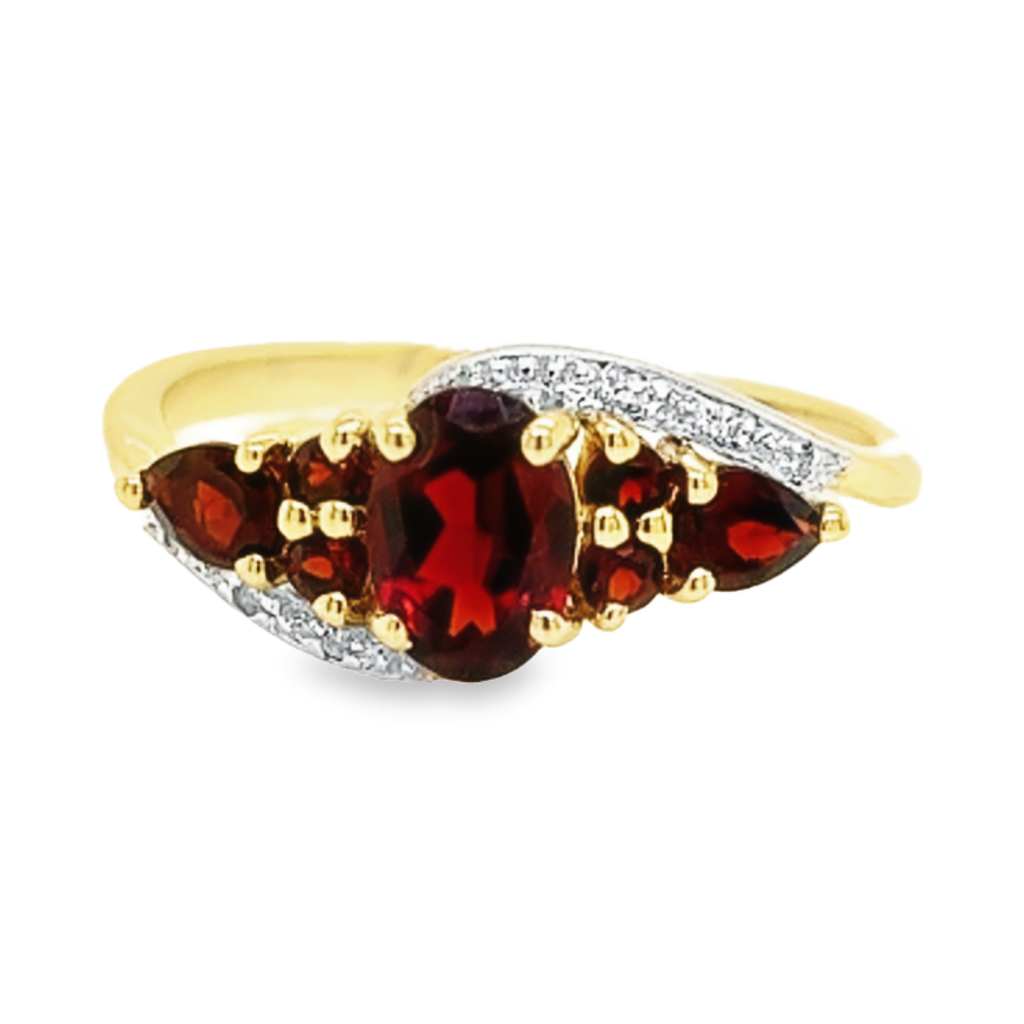 Yellow gold ring with colored stone Garnet and Diamond