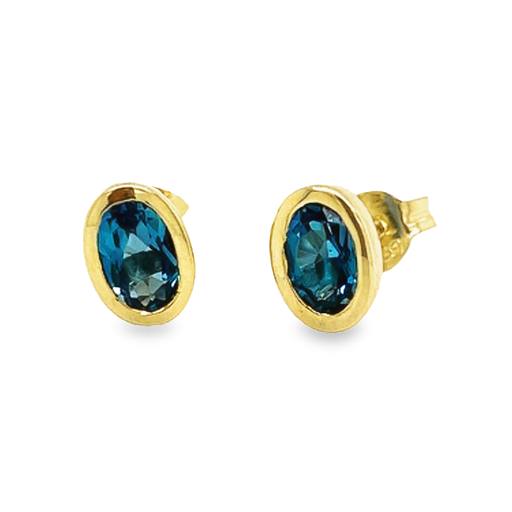 [GOE0946] Geelgouden oorknoppen met London blue Topaas