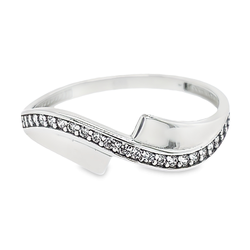 White gold ring with Zirconia stones